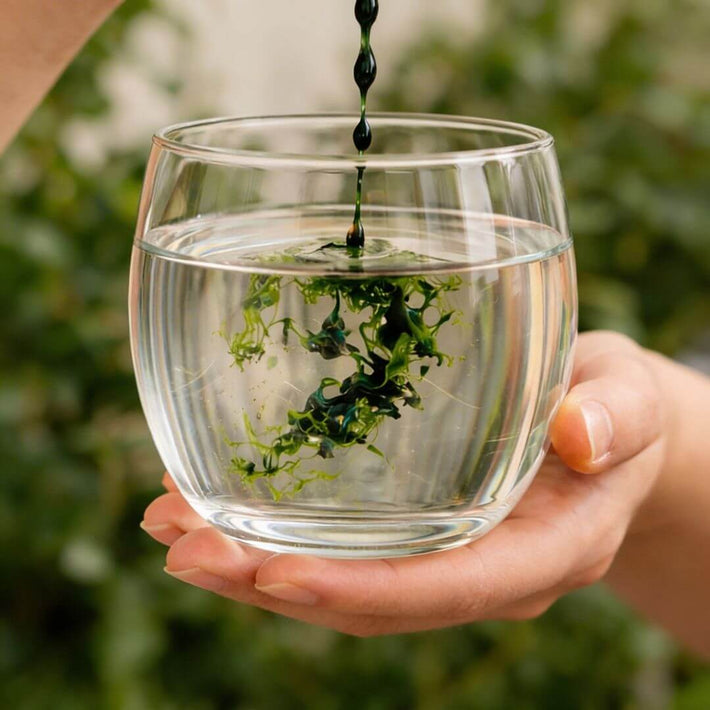 Gocce versate in un bicchiere d'acqua